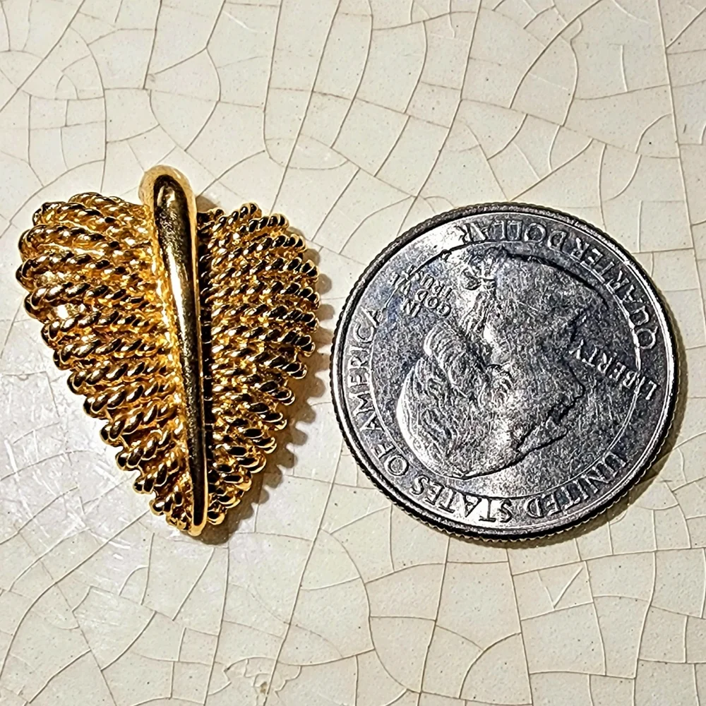 Gold abstract leaf heart rope texture charm pendant
